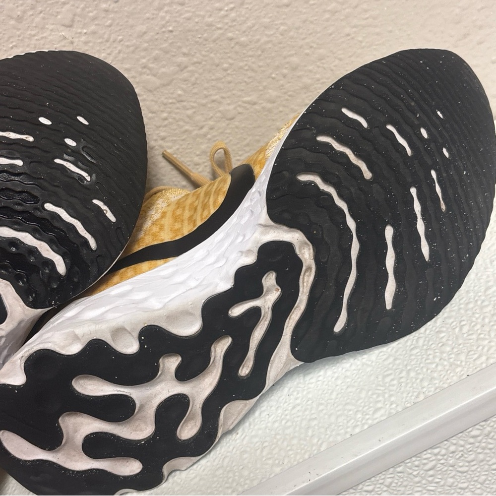 Nike DZ3016-700 React Infinity Run Flyknit Wheat Gold Sneaker Shoes Women's 8.5 - Picture 8 of 9